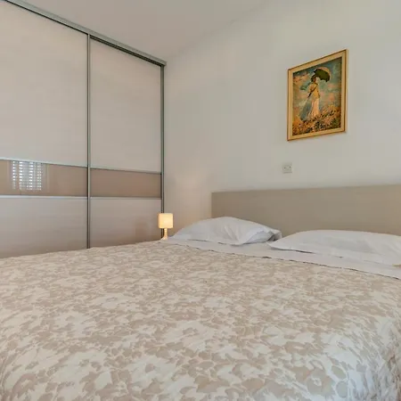 Apartments Marjan アパート *