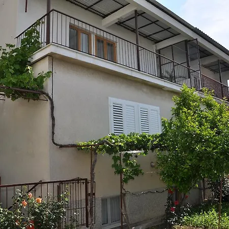 Apartments Marjan アパート *